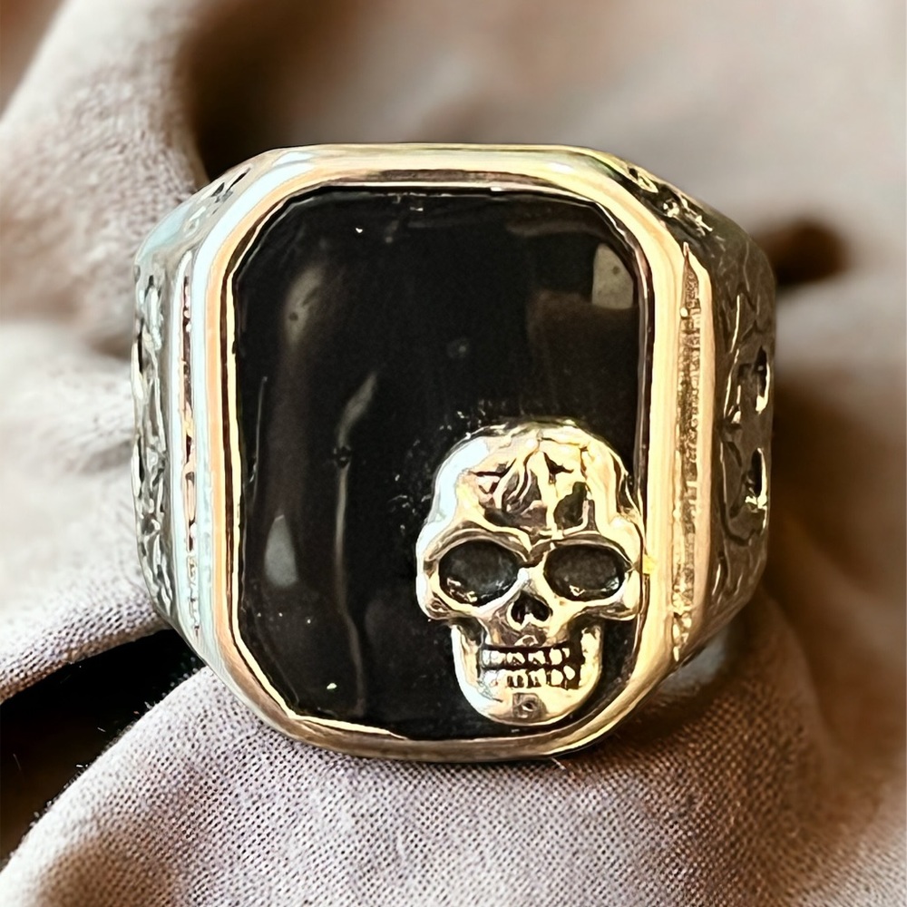 Skull ring